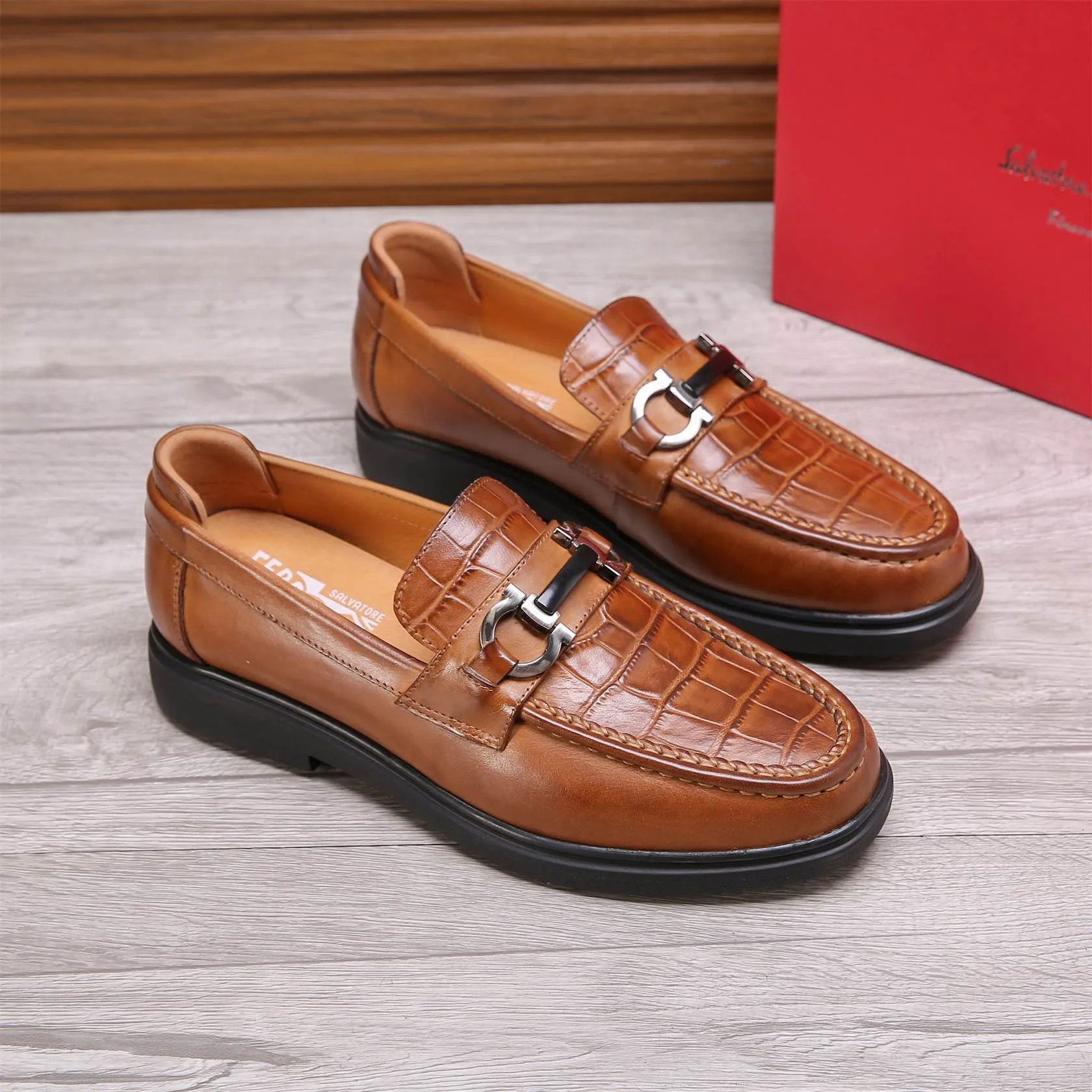 Men's shoes 💰460 🕷🕷🐂【Ferragamo】Ferragamo Popular fashionable casual shoes🇨🇳Official website counter 1:1 production, original mold opening💯Good quality visible, imported high-end first-layer waxed calfskin, water-dyed🐂leather lining🌿very clear texture, high-quality waterproof, non-slip and wear-resistant outsole🎋high quality and low price, truly handmade🍓Black optional! Code number 38-44 (45-46 customized)......